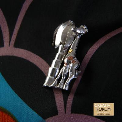 Brosche Giraffe aus 935er Silber mit Feingold- und Kupferflecken – handgefertigter Ansteckschmuck