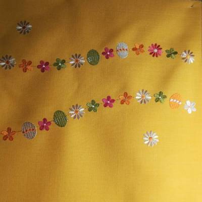 Mitteltischdecke mit zarter, filigraner Stickerei
