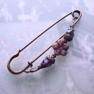 Tuchnadel Violett Art Déco , sehr große Bronze Schmucknadel mit böhmischen Glasperlen N10-AB-9