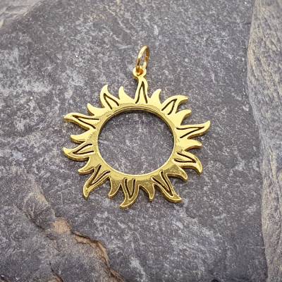 Goldfarbener Edelstahl Kettenanhänger Sonne – Modeschmuck für jeden Tag