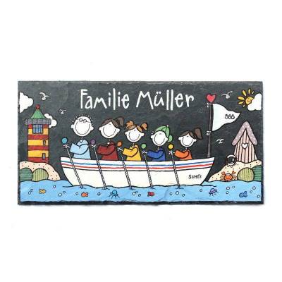 Türschild aus Schiefer personalisiert – Maritimes Familienschild mit Wunschname & Figuren im Boot, wetterfestes Haustürschild, einmaliges Familiengeschenk