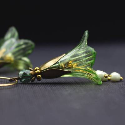 Creolen Ohrringe mit grüner Acrylblüte