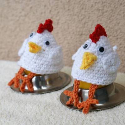 Eierwärmer weiße Hühner gehäkelt – Lustige Handarbeit mit Knopfaugen