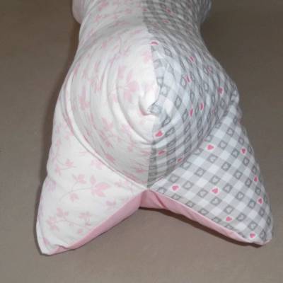 Nackenkissen mittel in rosa und grau mit Karomuster und Herzchenmuster