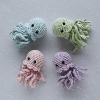 Gehäkelte Qualle aus Baumwolle – Pastellfarbenes Kuscheltier Amigurumi Geschenk