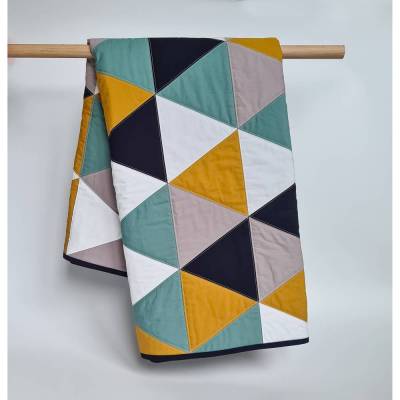 Quilt "Frühlingskind" Tagesdecke, Krabbeldecke, moderne Patchworkdecke für Babys und Kinder