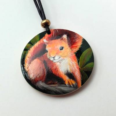 Krafttier-Amulett Eichhörnchen, handbemalter Anhänger, handgemaltes Eichhörnchen auf Holzmedaillon