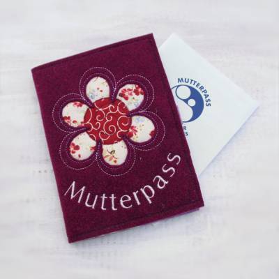 Bestickte Mutterpasshülle aus Filz *Motiv Blume *nach Wunsch individuell angefertigt