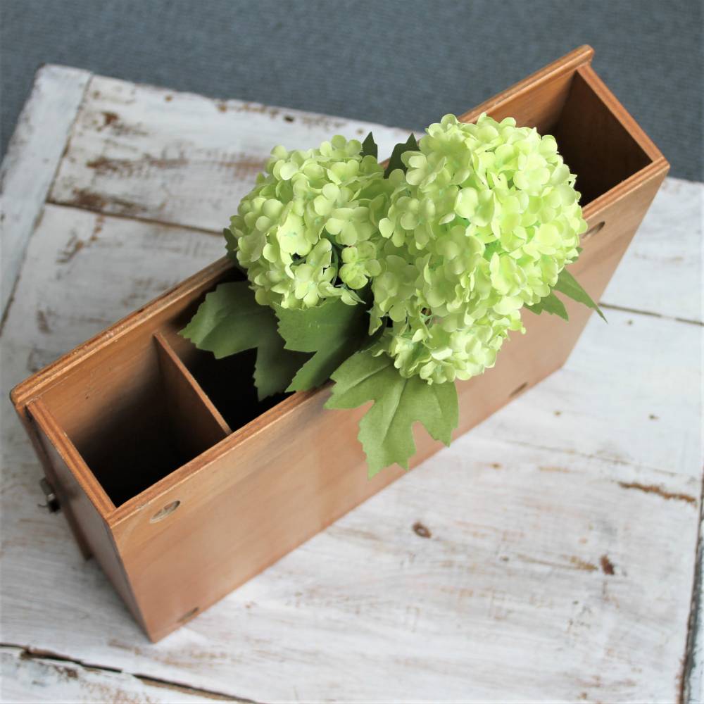flache Holzkiste mit Fächern