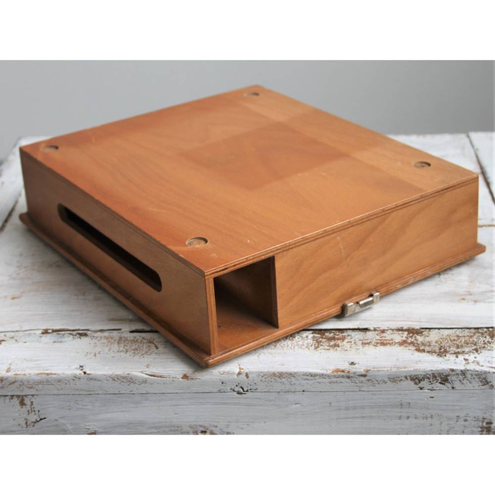 flache Holzkiste mit Fächern