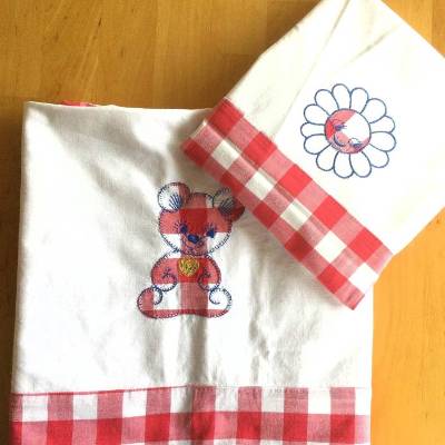Vintage Kinderbettwäsche Rot-Weiß-Caro mit bezaubernden Applikationen aus den 70er Jahren