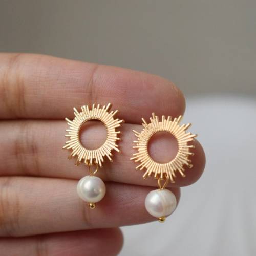 Sonnen Ohrstecker, Süßwasserperlen Ohrringe, Perlen vergoldete Ohrringe, Kreis Ohrringe, Art déco Schmuck, Sonnenstrahle