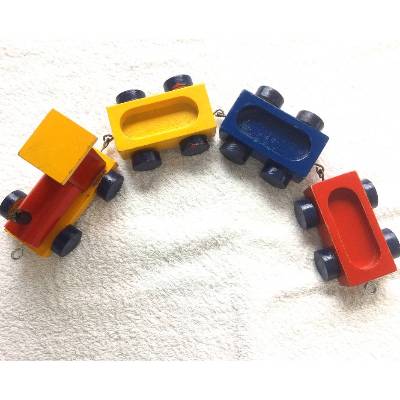 Holzzügle mit drei Waggons/Anhängern bunt bemalt aus den 70er Jahren