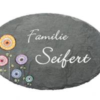 Personalisiertes Schiefertürschild für Familien – Handbemalt mit Retroblumen, wetterfest & individuell, einzigartiges Haustürschild mit Name, exklusives Familiengeschenk