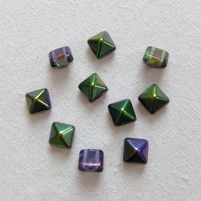 10 Pyramidenperlen magic violett grün, zwei Fädellöcher, bead studs