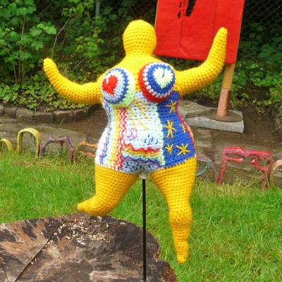 Frauenfigur No. 04-2023 „Love and Peace“, frei nach Niki de Saint Phalle, Handarbeit, gehäkelt