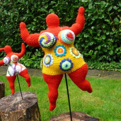 Frauenfigur No. 01-2023 „Flower Power“, frei nach Niki de Saint Phalle, Handarbeit, gehäkelt