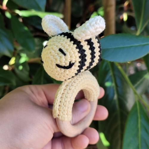 Kawaii Hummel Rassel, Hummel Beißring, süße schlafende Bienen-Rassel, Babyrassel, gehäkelte Rassel, gehäkelte Hummel, Ge