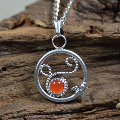 Filigran-Anhänger aus 925 Sterling Silber mit Biene und Karneol - handgemacht