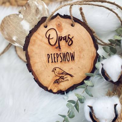 gravierte Baumscheibe "Opas Piepshow", Holzscheibe mit Rinde, Futterstelle, Vogelfutter , Baumscheibe graviert m