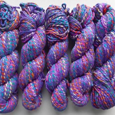 100 g Strang Candy Silk Yarn, Maulbeerseide, Bouretteseide, lila-bunt, 90 m