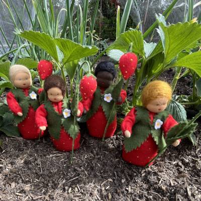 Erdbeerjungen - Blumenkind - Jahreszeitentisch - Sommer