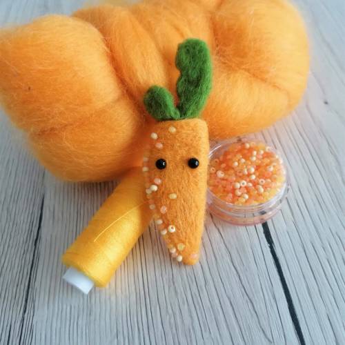 Nadelgefilzte Brosche, Nadelgefilzte Möhre, Nadelfilzen, Wollkunst, Gefilzte Möhre, OOAK, Kawaii Karotte