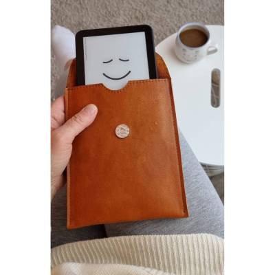 Hochwertige eBook Reader Hülle aus Leder in einem schönen cognac Ton - Langlebiger Schutz für dein Lesegerät
