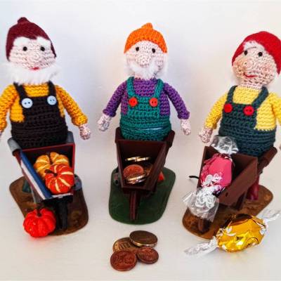 Eierbecher Eierwärmer-LUSTIGER GARTENZWERG-Schubkarre Geldgeschenk Deko