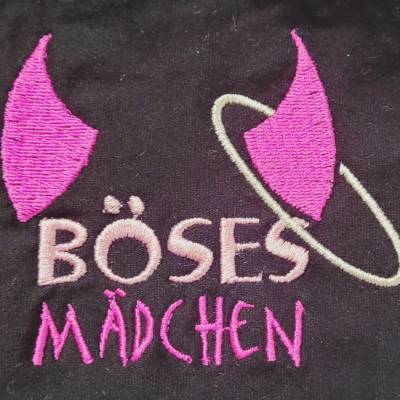Stickdatei "Böses Mädchen" Teufelchen in 2 Größen Spruchmotiv