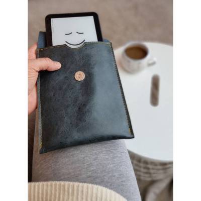 Stilvolle eBook Reader Hülle aus Leder in wunderschönem Blau - Langlebiger Schutz für dein Lesegerät