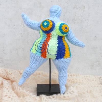 Frauenfigur No. 15-2023 „Like in Heaven“, frei nach Niki de Saint Phalle, Handarbeit, gehäkelt