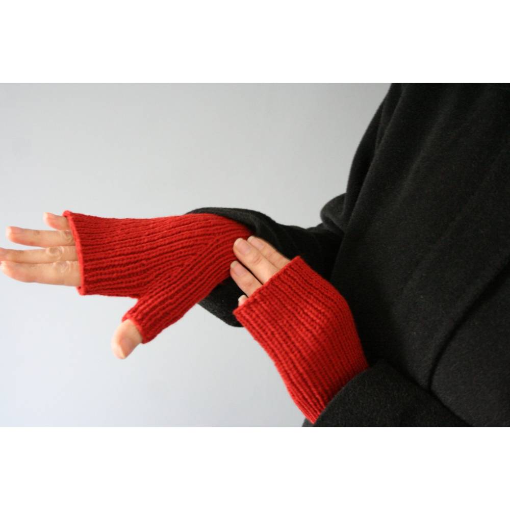 Leipzig Stulpen – Klassische Rippenstulpen mit Daumen | Strickanleitung Bild 1