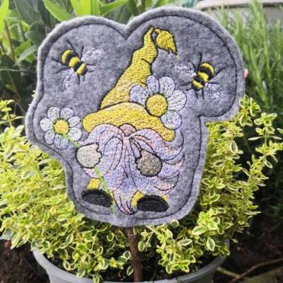 S-BST001-01 Blumenstecker aus Filz bestickt - Bienengnome - Handmade