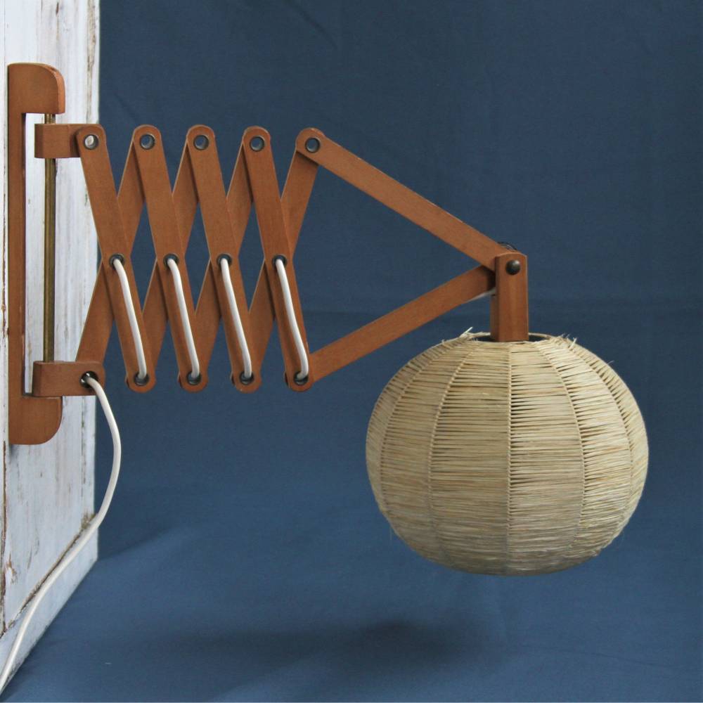 Wandlampe Scherengitter aus Holz mit Bast Schirm