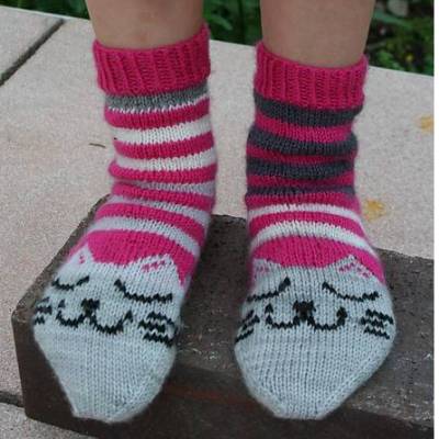 Strickanleitung „Vroni“ – Ringelsocken mit Katzengesicht für Kinder & Teenager