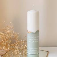 Personalisierte Traukerze mit Olive-grünGips-Sockel und Blattgold Akzenten | Ein elegantes Accessoire für Eure Hochzeit