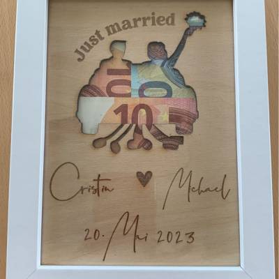 Personalisiertes Geschenk zur Hochzeit mit Brautpaar und Hochzeitsauto im Bilderrahmen
