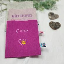 Personalisierte EU Heimtierausweis Hülle aus Wollfilz | bestickt mit Name | für Hunde & Katzen Bild 1