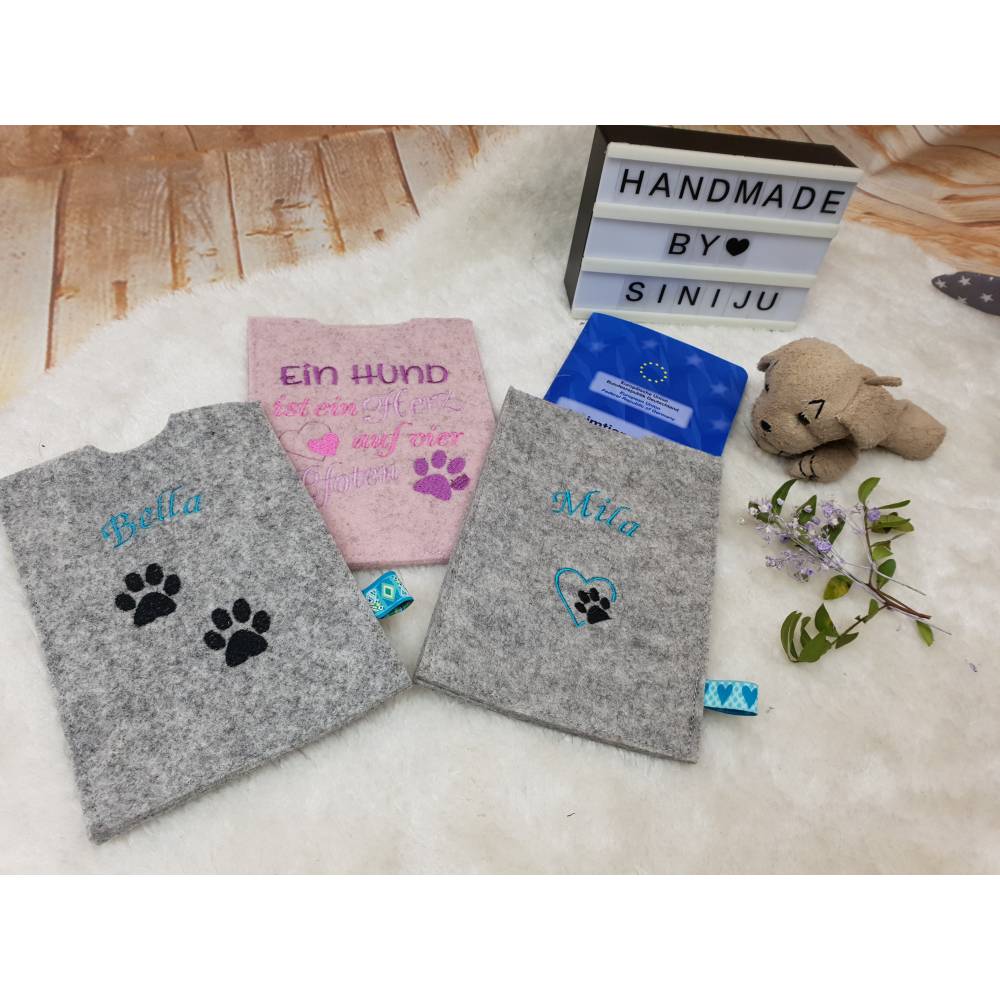 Personalisierte EU Heimtierausweis Hülle aus Wollfilz | bestickt mit Name | für Hunde & Katzen Bild 2