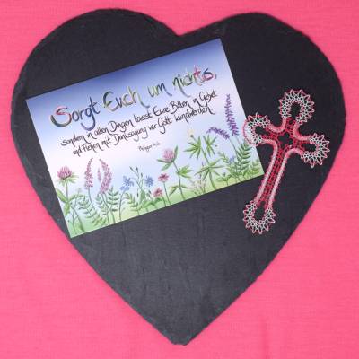 Geklöppeltes Kreuz mit Karte – Handarbeit aus weißem Leinengarn & rotem Baumwollgarn