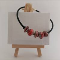 Damenarmband aus Papierperlen - Upcycling - Himbeere