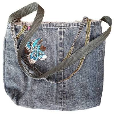 Upcycling Jeanstasche mit Stickerei, Innenfutter, Schulterriemen & Tragegriffen – Unikat aus Franken