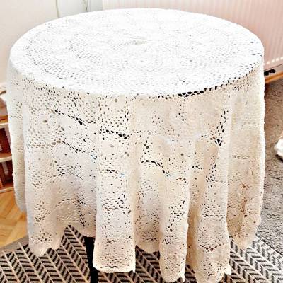 Vintage wollweiße runde gehäkelte Tischdecke, 140 cm Durchmesser, Häkeldecke, Unikat