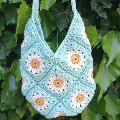Gehäkelte Handtasche aus Granny squares mit Blumen