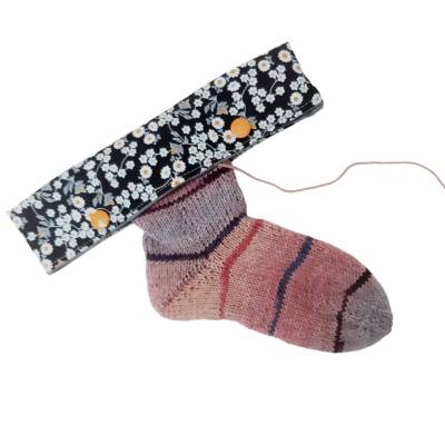 Nadelspiel Halterung mit Gänseblümchen Muster für 15-20cm Nadelspiel – Sicherer Schutz für Strickprojekte