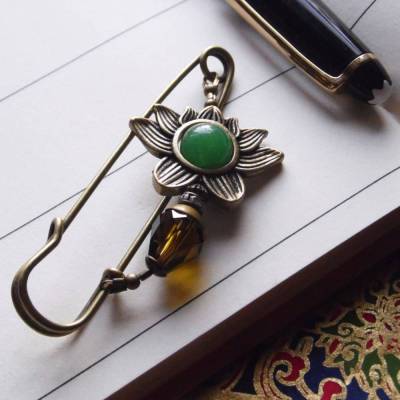 Tuchnadel Lotus Jade und Kristall, funkelnde Tuchnadel in Grün und Bronze N-7-AB-35