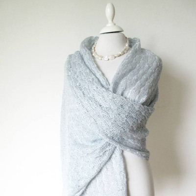 Braut-Stola hellblau mit Pailletten, festliches Lace-Tuch aus Mohair-Mix, eleganter Schal Hochzeit, Umhang für Feste