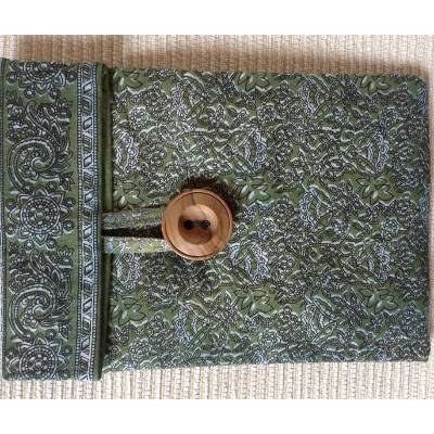Tablet-Tasche in grün, Tablet-Tasche aus Vintage-Stoff mit Knopfverzierung, Tablet-Tasche im Hochformat