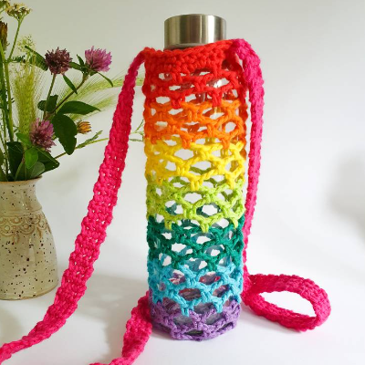 Gehäkelte Flaschentasche | Regenbogen Flaschenhalter | LGBT Geschenkidee | Gehäkeltes Flaschennetz